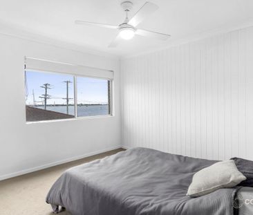 Spacious Two-Level Apartment – Stunning Water Views - Photo 4