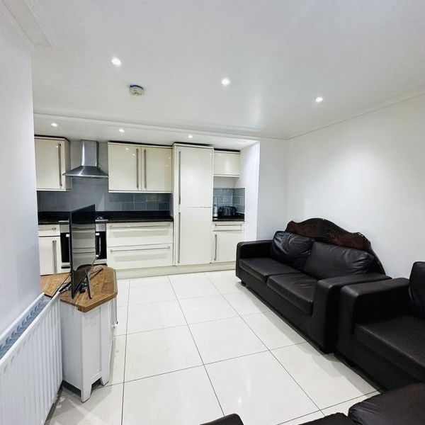 Room in a Shared Flat, Railton Road, SE24 - Photo 1