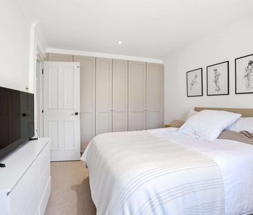 A four bedroom townhouse benefiting from a garage, off-street parki... - Photo 5