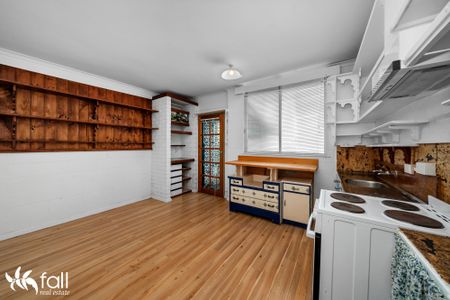 Character filled unit in good location - Photo 4