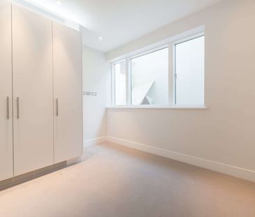 A stunning three bedroom apartment with direct lift access, two private patios and wooden floors throughout in a prime Chelsea location. - Photo 5