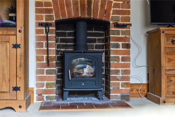 A characterful two-bedroom apartment in the heart of historic Midhurst - Photo 1