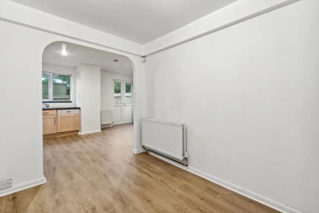 4 bedroom house in Southfields - Photo 3