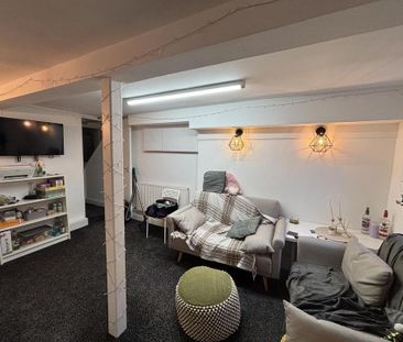 3 bedroom flat to rent - Photo 4