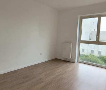 Ce bel appartement avec 2 chambres fermées est situé au 2ème étage d'une résidence récente avec ascenseur. - Photo 6