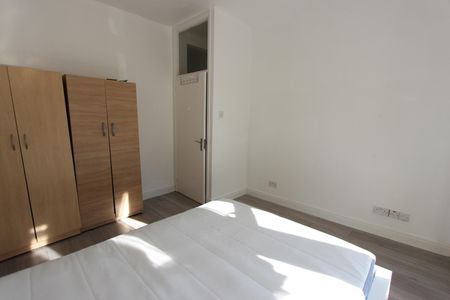 1 Bed Flat, Colvin Road, E6 - Photo 2