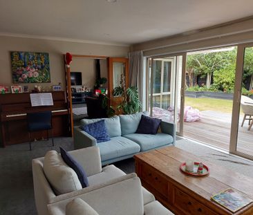 5 bedroom 3 bathroom family home - Photo 1