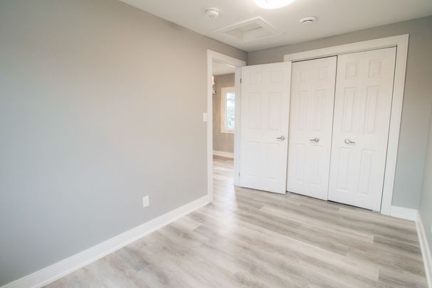 ** NEWLY RENOVATED ** 3 BEDROOM APARTMENT IN ST. CATHARINES!! - Photo 1