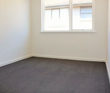 Light filled, two bedroom apartment in the heart of Prahran - Photo 4