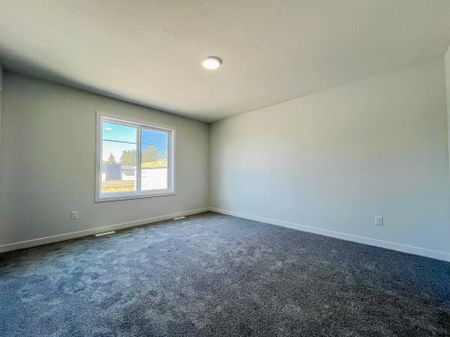 Spacious 4 Bedroom, 2.5 Bath Home With Attached Garage - Photo 5