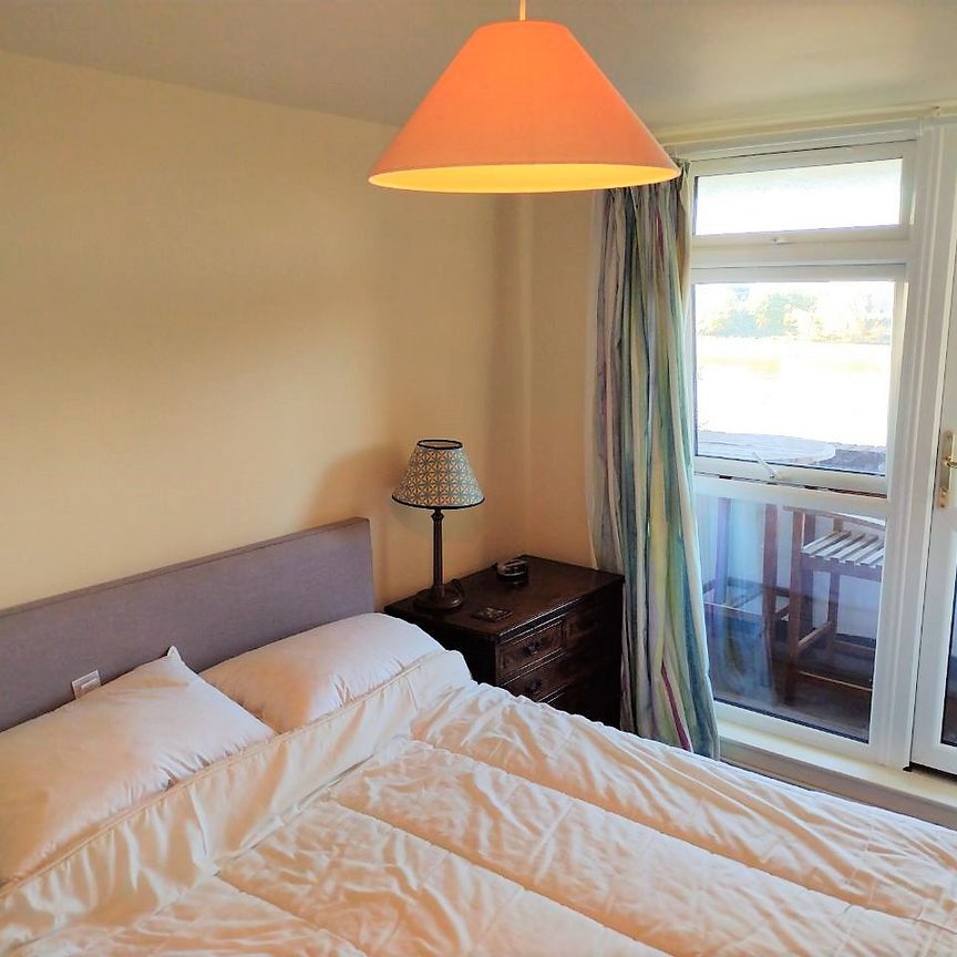 One Bedroom Thames-view flat to Let in Hammersmith - Photo 1