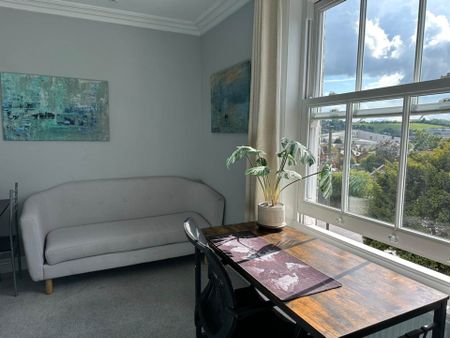 Room 1: Flat 4, 30 Stoke Road, Guildford, GU1 4HR - Photo 2