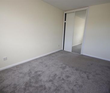 3 bedroom flat to rent - Photo 5