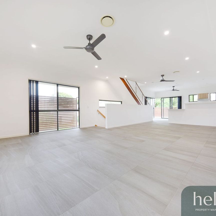 Great 3 Storey Townhouse in Upper Mount Gravatt!! - Photo 1