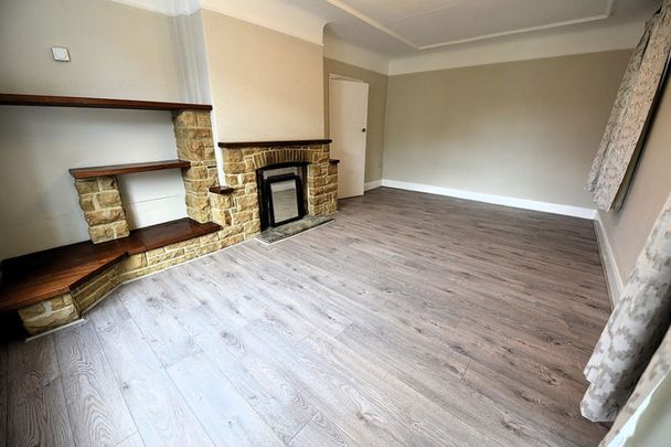 3 bedroom House in The Avenue, Leeds - Photo 1
