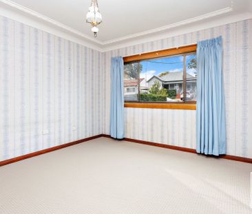 Charming Three Bedroom Home In Central Location - Photo 3