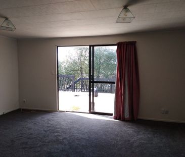 Sunny 3BR Home in Massey, Auckland - Photo 5