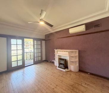 Charming Three-Bedroom Family Home in a Convenient Location for Lease - Photo 1