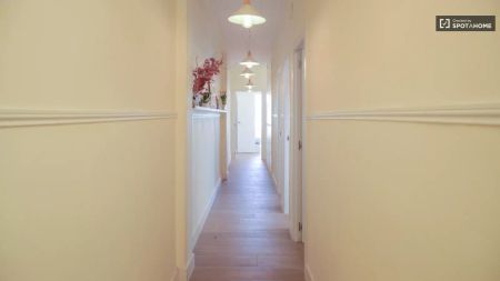 Room in a shared 6-bedroom apartment for rent in Niño Jesús. - Photo 2