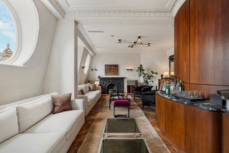 An exceptionally rare retreat on one of Mayfair’s most iconic streets - Photo 4