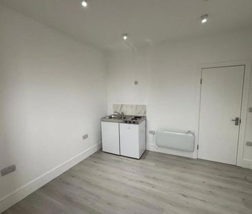 Studio Flat, Colville Road, E11 - Photo 2