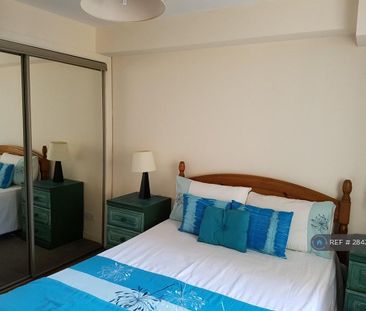 1 bedroom in a flat share to rent - Photo 2