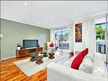 Three bedroom plus a study town house - Photo 4