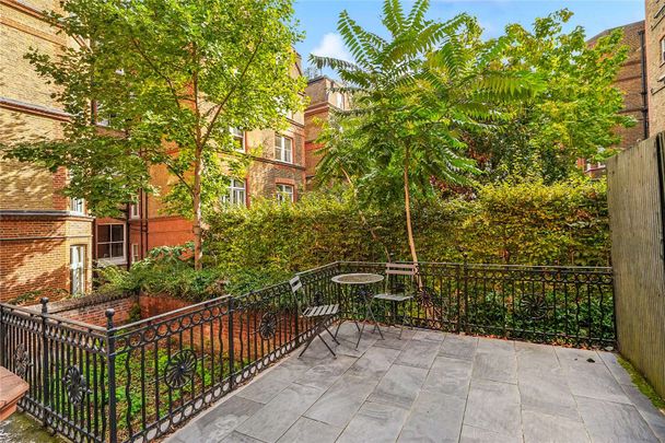 A bright and expansive self-contained studio apartment benefitting from high ceilings and a private terrace, walking distance to Gloucester Road Station - Photo 1