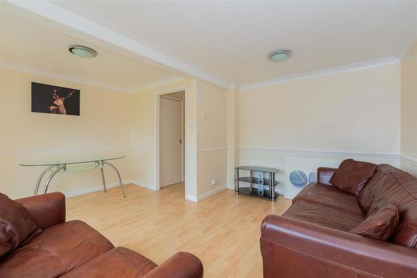 3 bedroom end of terrace house to rent - Photo 1