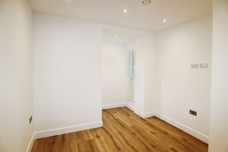 2 bedroom Flat To Let - Photo 5