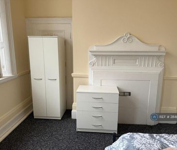 1 bedroom in a house share to rent - Photo 2