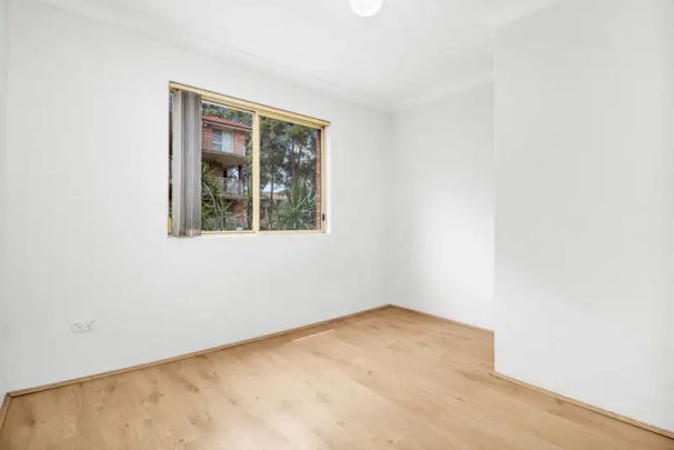 “SHORT WALK TO STATION &amp; AMENITIES!” - Photo 1