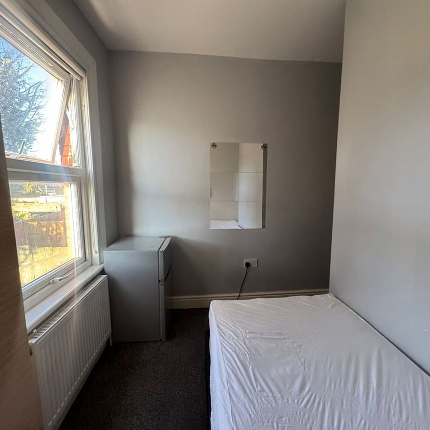 Room in a Shared Flat, Morrison Avenue, N17 - Photo 1