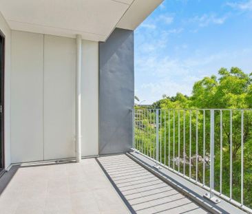 Open the Door To City-Fringe Sophistication and Style - Photo 4