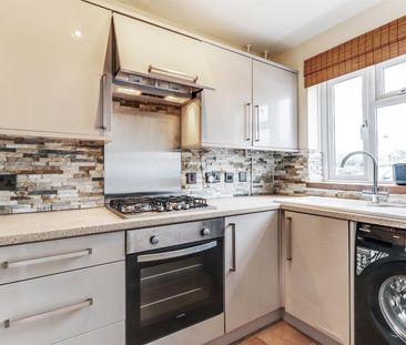 A 2 Bedroom House - Mid Terrace in Up Hatherley GL51 3FA - Photo 5