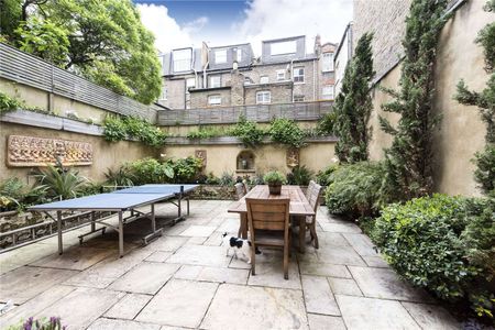 This beautifully presented five bedroom family house on Albert Bridge Road, is situated over looking the wonderful open space of Battersea Park. - Photo 2