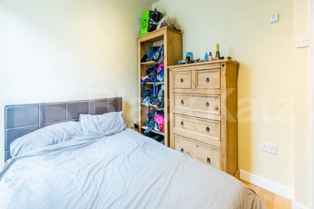 Located on the cusp of Angel & Clerkenwell is this cosy 1 bedrorom - Photo 2