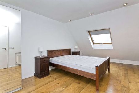 A well-presented three bedroom house with a private garden in Barnsbury, close to Angel and King's Cross. - Photo 3