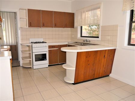 Three bedroom home with family yard - Photo 5