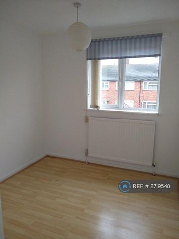 3 bedroom semi-detached house to rent - Photo 4