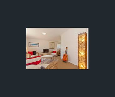 COMFORTABLE FAMILY LIVING IN CONVENIENT LOCATION - Photo 2