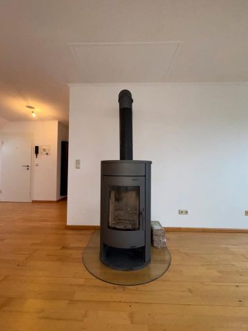 Renovierte 2ZKB Dachgeschosswohnung mit Kamin und Weitblick - Photo 2