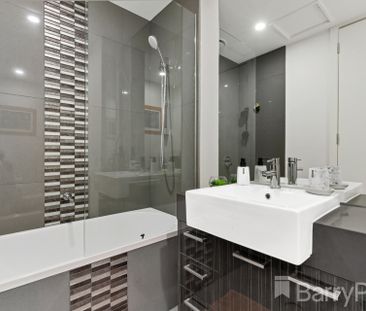 SPACIOUS LIFESTYLE APARTMENT RIGHT ON THE PARK - Photo 5