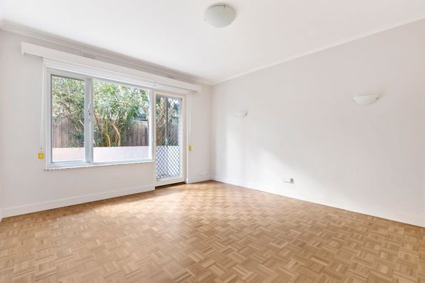 Sixties sophistication with so much space & a lock up garage - Photo 1