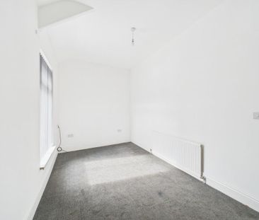 2 bedroom end of terrace house to rent - Photo 3