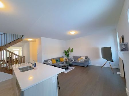 For Lease - 704 Mika Street, Innisfil, Ontario - Photo 2