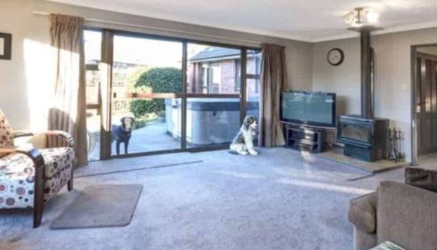 Warm & Cosy Family Home – Pets Welcome - Photo 1