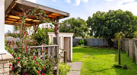 Home in the heart of the popular Elgin suburb - Photo 4