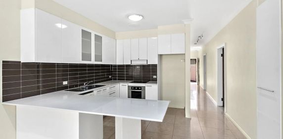 Private, Quite & Convenient Located Home - Photo 2