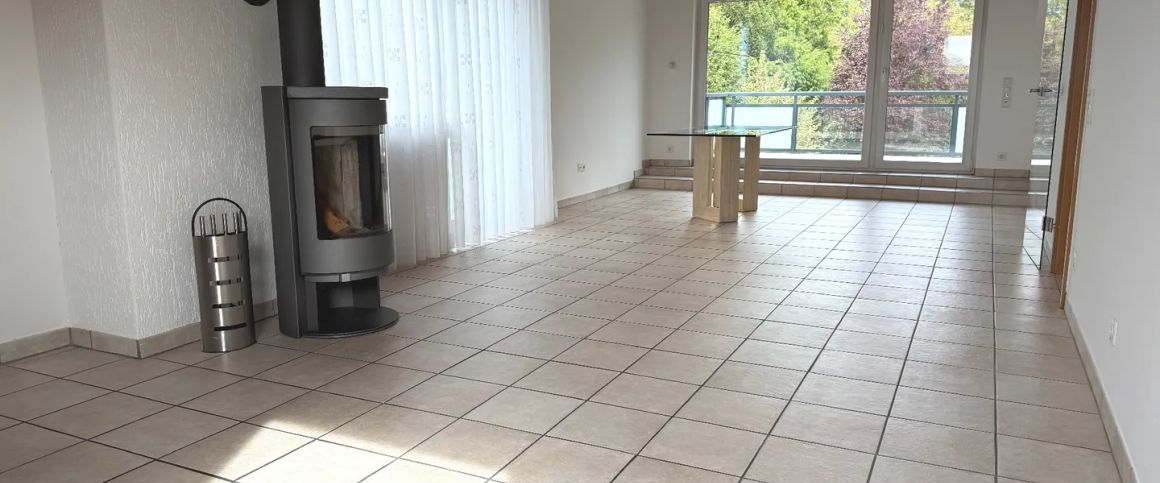 Ihr neues Zuhause zum Wohlfühlen - großzügige Dachgeschosswohnung im Zweifamilienhaus! - Photo 1